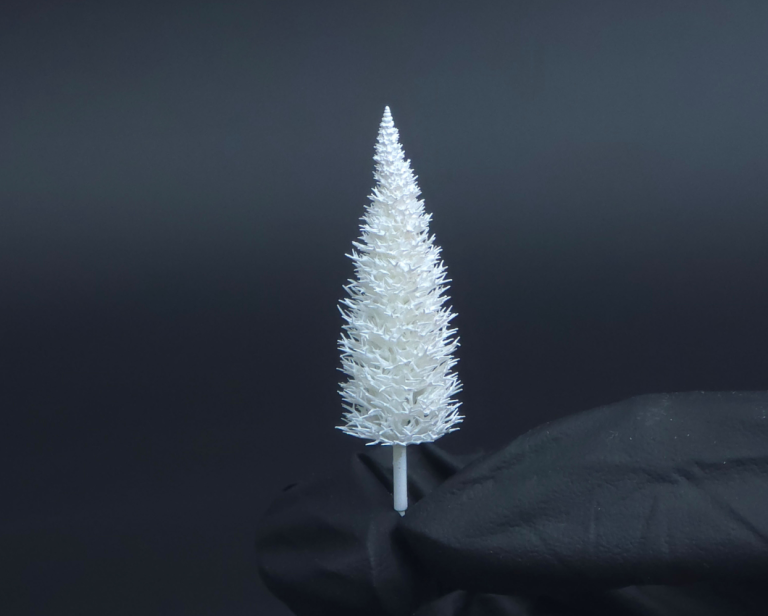 Nadelbaum Architekturmodellbau Weiße Miniatur-Baum auf einem schwarzen Hintergrund.